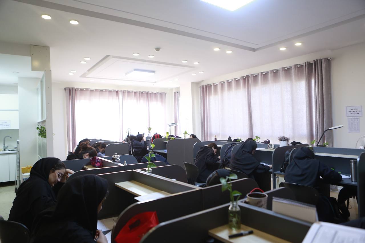 سالن مطالعه دخترانه در شمال شرق تهران